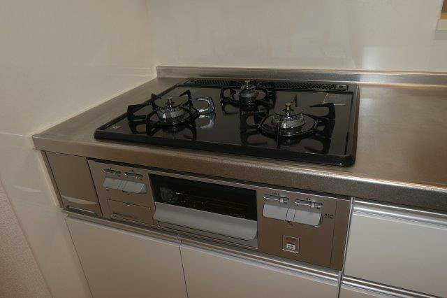 バイオレット真備Ｎｏ．２のキッチン|３口ガスコンロ