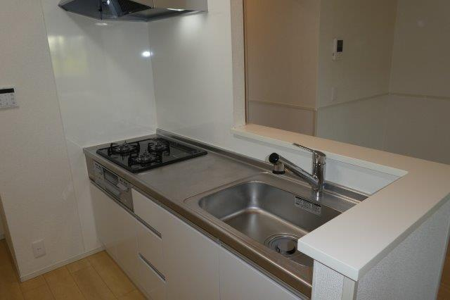 バイオレット真備Ｎｏ．２のキッチン|３口ガスコンロ付きシステムキッチン