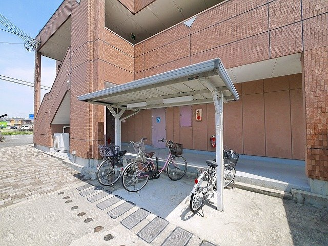 ハイブランチのその他共用部分|屋根付きの駐輪場です