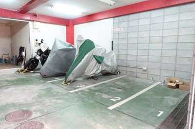 【駐車場】 | カーイング多摩 | 屋内バイク置場（電動シャッター付）※満車