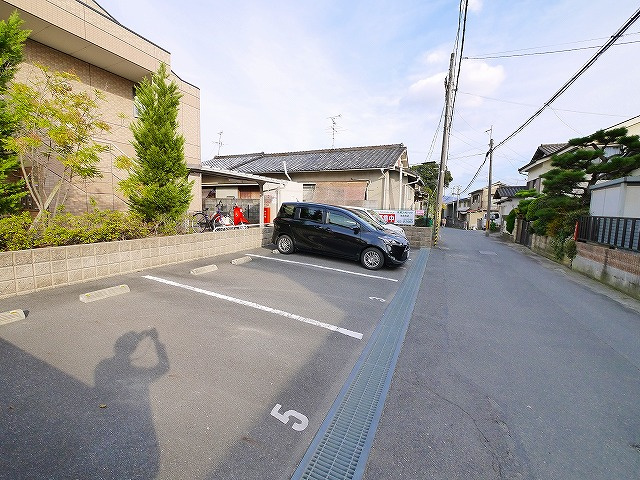 レジェンドール　西の京の駐車場|車をお持ちの方に嬉しい駐車場付きの物件です