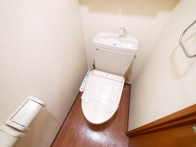 レジェンドール　西の京のトイレ|落ち着いた色調のトイレです