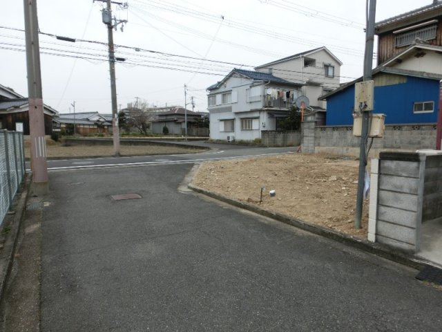 ＪＲ魚住駅北側　魚住町西岡　新築一戸建の前面道路含む現地写真