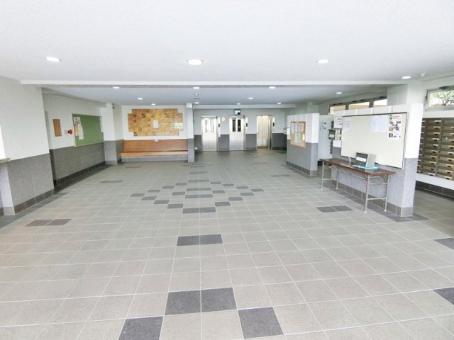 サンハイツ土山のエントランス|ゆとりのあるエントランスです。