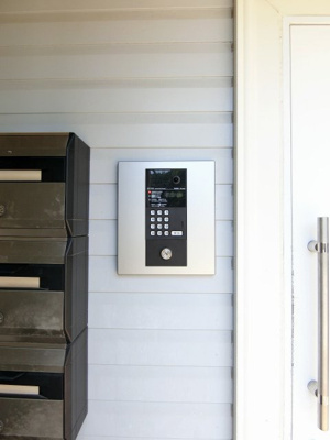 【エントランス】 | リンデンハウス | 共用エントランスは不審者の侵入を未然に防ぐオートロック付き！防犯対策充実しています！