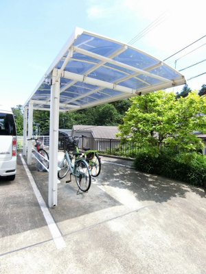 【その他共用部分】 | リンデンハウス | 屋根付きの駐輪場があるので雨が降っても大切な自転車が濡れません☆駅から自転車もオススメです♪