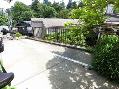 【その他共用部分】 | リンデンハウス | 敷地内にバイク置き場を完備しています！バイクがあれば通勤・通学、お買い物にも便利です☆