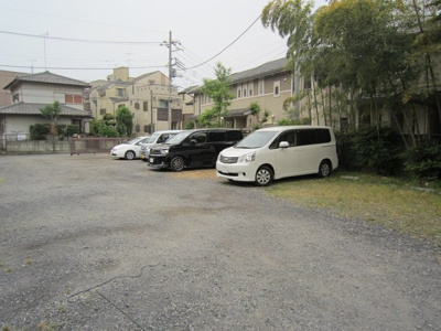 【駐車場】 | コットン水車堀マンション | いつでも目の届く敷地内に駐車場があります♪荷物がかさばりがちなお買物にも、車があると便利ですよね☆