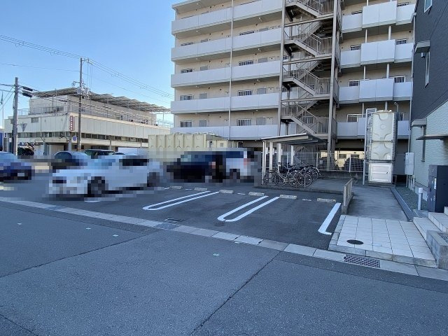 ヴィラ・ウィステリア広畑の駐車場