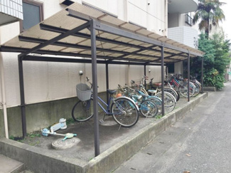 【その他共用部分】 | 屋根付きの駐輪場があるので雨が降っても大切な自転車が濡れません☆駅から自転車もオススメです♪