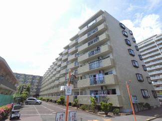 【外観】 | 建物前面が公園につき陽当り良好です♪