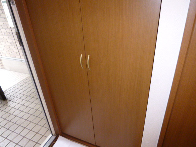 倉敷市神田２丁目のアパートの玄関|シューズボックス