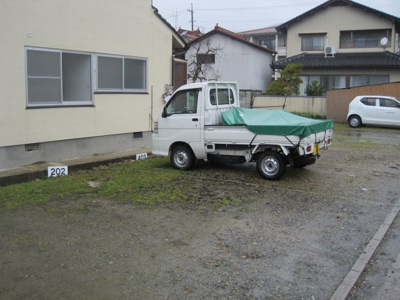 【駐車場】 | 冨士原アパート | 軽トラックが停まっている区画です。