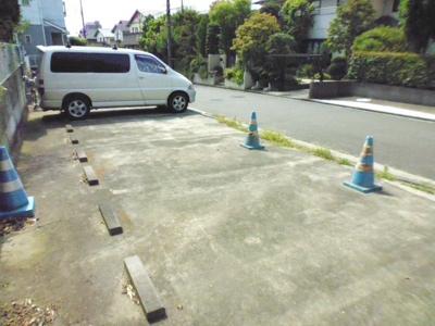 【駐車場】 | 今西テラス | 敷地内に駐車場一台付き！お車をお持ちのファミリーさんにもオススメです☆※参考写真・反転タイプ※