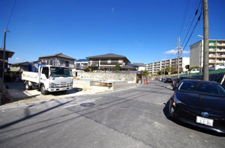 【前面道路含む現地写真】 | 2号棟　前面道路含む現地（2018年02月）撮影
前面道路は広々8m。
道路の舗装がしっかりとされているのでベビーカーや自転車も快適に通行が可能。