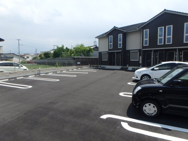 シャーロットB棟の駐車場