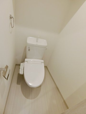 【トイレ】 | モダンアパートメント湊川 | ゆったりとした空間のトイレです