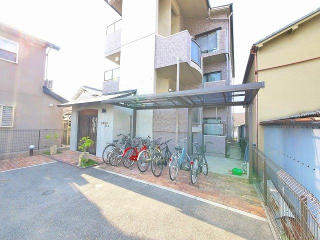 カーサ・新在家マンションのその他共用部分|屋根付きの駐輪場です