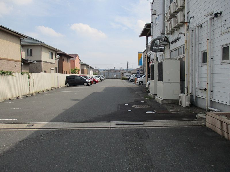 倉敷市平田の店舗一部の駐車場