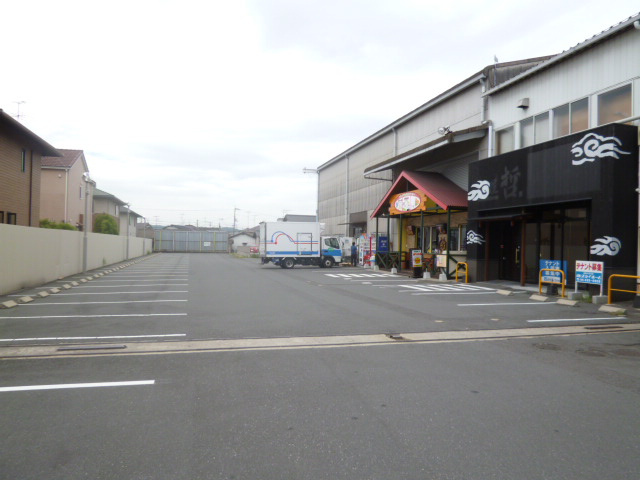 倉敷市平田の店舗一部の駐車場