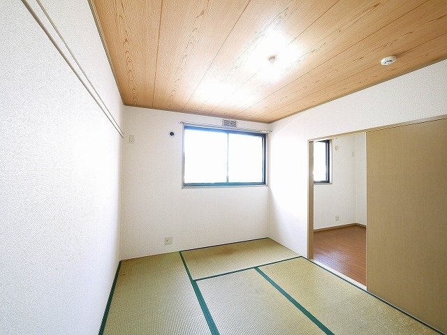 セラビ梅美台Bの和室