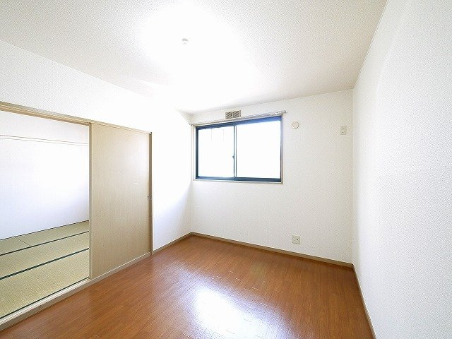 セラビ梅美台Bの洋室