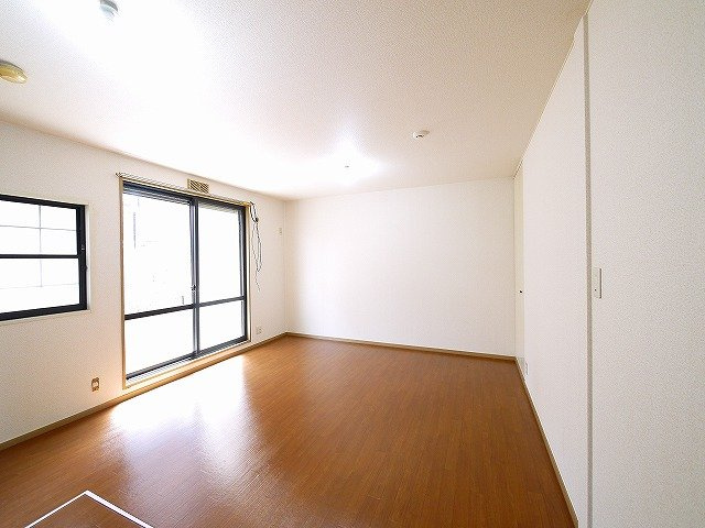 セラビ梅美台Bの居間・リビング