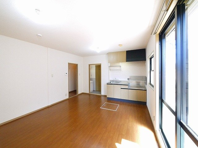 セラビ梅美台Bの居間・リビング