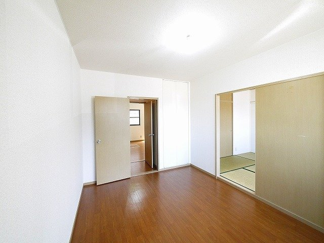 セラビ梅美台Bの洋室