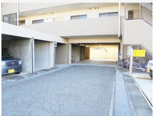ロイヤルコーポ明石硯町の駐車場