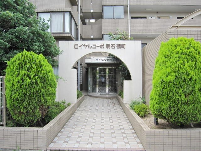 ロイヤルコーポ明石硯町のエントランス