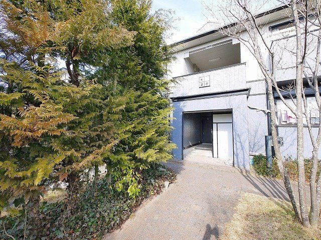 サンビレッジ学園前東坂Cのその他共用部分|落ち着いた共用部分の通路です