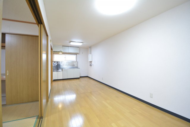 【居間・リビング】 | コーポエム | こちらの居間で趣味の時間をお楽しみください