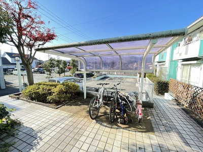 【その他共用部分】 | トゥインクルせせらぎB | 屋根付きの駐輪場で雨が降っても大切な自転車が濡れなくてすみますね♪荷物が重いときに自転車があれば助かりますね！