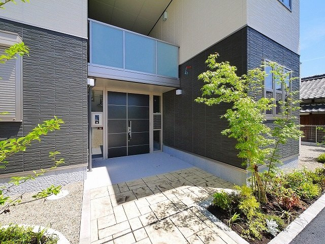 シャーメゾン西の京のエントランス|オートロック式で安心のエントランス