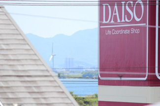 【展望】 | 建物の間から琵琶湖が少し見えます。