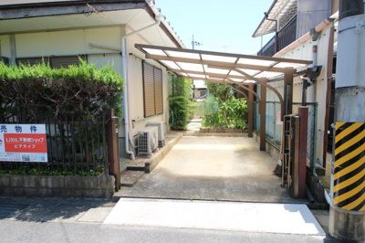 【駐車場】 | 大津市衣川1丁目3-13　中古戸建 | カーポート付きの駐車スペース