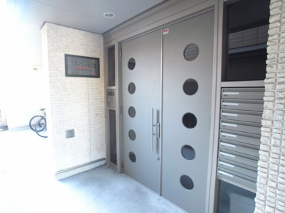 【エントランス】 | スターフィールドⅢ | オートロック付きのエントランス扉。防犯カメラもあり、安心して住まうことができます。