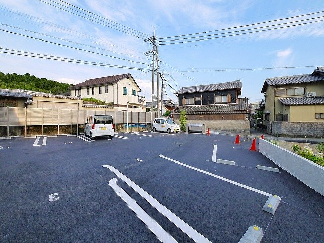 セゾン デ スリジェールの駐車場|車をお持ちの方に嬉しい駐車場付きの物件です