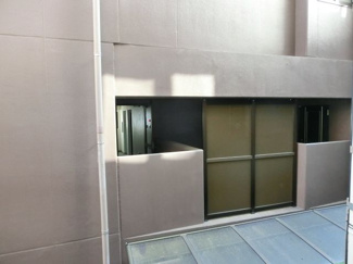 【周辺】 | 隣りの建物は近いです。