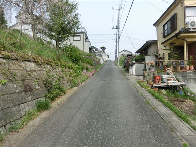 比企郡吉見町長谷　土地１０４坪の前面道路含む現地写真