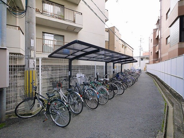 シティパレス西大寺北町Ｐ１のその他共用部分|屋根付き駐輪場です