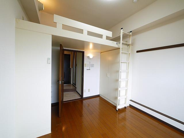 シティパレス西大寺北町Ｐ１の寝室|ゆったり過ごせる居間です