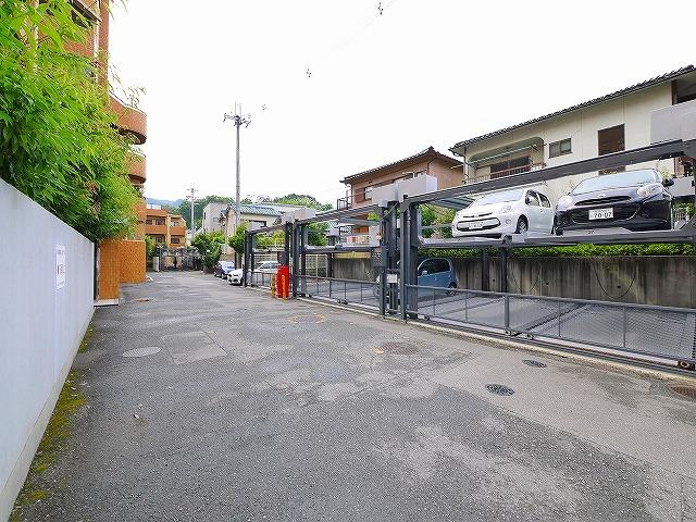 ふぁみ～ゆ生駒弐番館の駐車場|駐車場があるので、車を買う予定の方も安心です