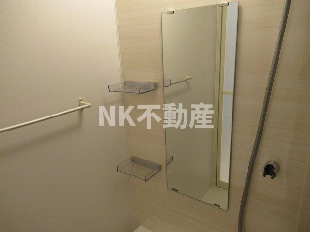 【浴室】 | グランドゥーエ永和駅前(河内永和賃貸） | お風呂に鏡があります