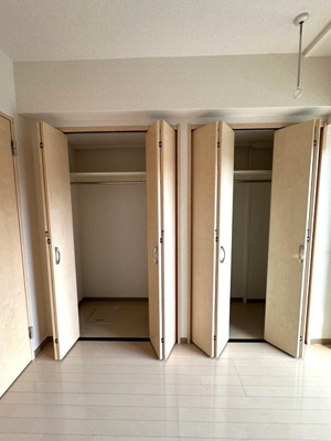 【収納】 | ブーゲンビリア | 洋室5.6帖のお部屋にあるクローゼットです♪大切なお洋服もしわにならないようにハンガーがけができます☆2ヶ所あるのが便利ですよね！
