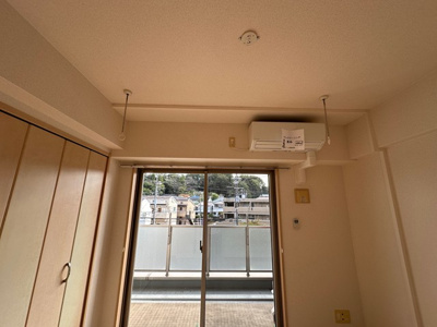 【設備】 | ブーゲンビリア | 洋室5.6帖のお部屋にある室内物干しです！雨の日やお出掛け時の室内干しにとても便利☆花粉や梅雨の時期に重宝しますね♪