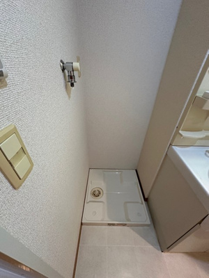 【設備】 | ブーゲンビリア | 洗面所にある室内洗濯機置き場です♪防水パンが付いているので万が一の漏水にも安心です！