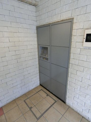 【その他共用部分】 | ブーゲンビリア | 共用エントランスには宅配BOXがあるので荷物の受け取りもスムーズに♪再配達を依頼する手間が省けます☆