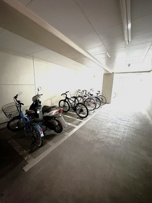【その他共用部分】 | ブーゲンビリア | 屋内駐輪場で雨が降っても大切な自転車が濡れなくてすみますね♪荷物が重いときに自転車があれば助かりますね！
